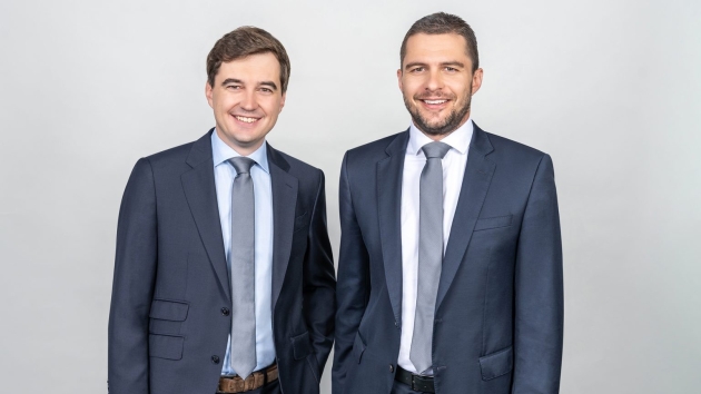 DFL-Geschäftsführer verlängern bis 2029 - Steffen Merkel (l.) und Marc Lenz (r.) sind seit dem 1. Juli 2023 Geschäftsführer der DFL GmbH - Quelle: DFL/Julia Reisinger